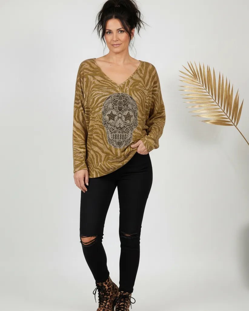 Pull Skull moutarde à motif scintillant, vue portée