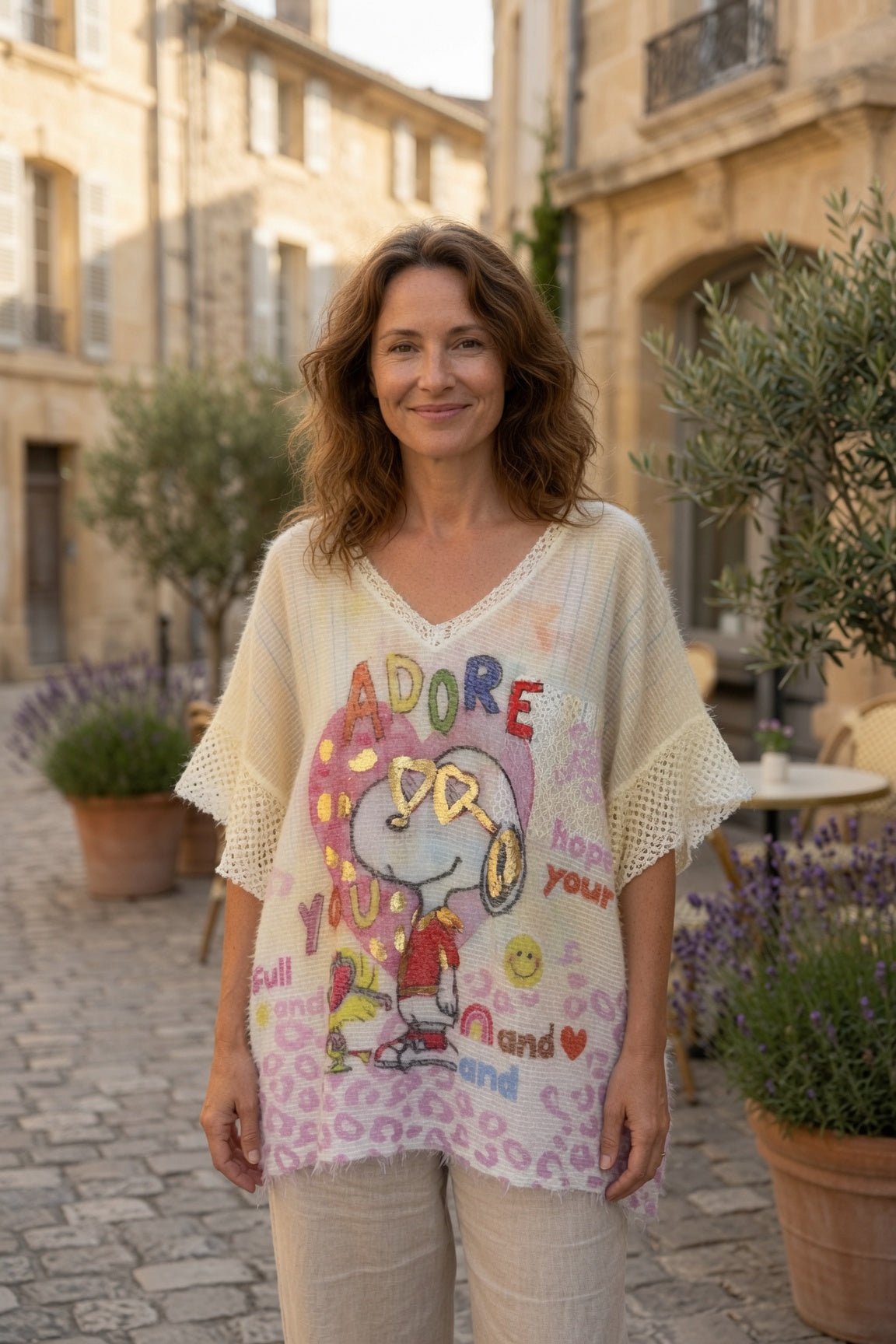 Pull léger loose oversize crème femme avec imprimé Snoopy et cœur rose, vue de face – style bohème