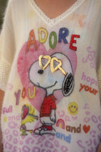 Détail pull léger loose Snoopy, cœur rose doré, texture sheer fluffy et dentelle – pull femme original