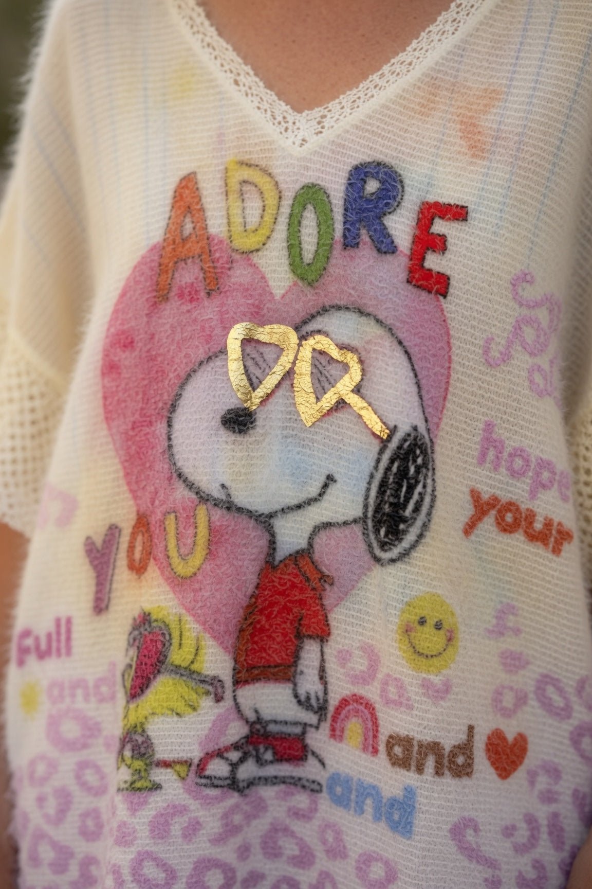 Détail pull léger loose Snoopy, cœur rose doré, texture sheer fluffy et dentelle – pull femme original