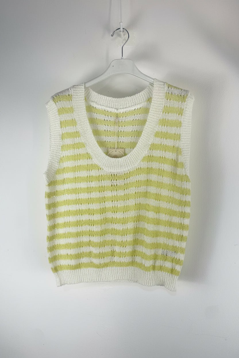 Haut femme rayé en maille avec 20 pour cent lin, coupe sans manches et présentation sur cintre