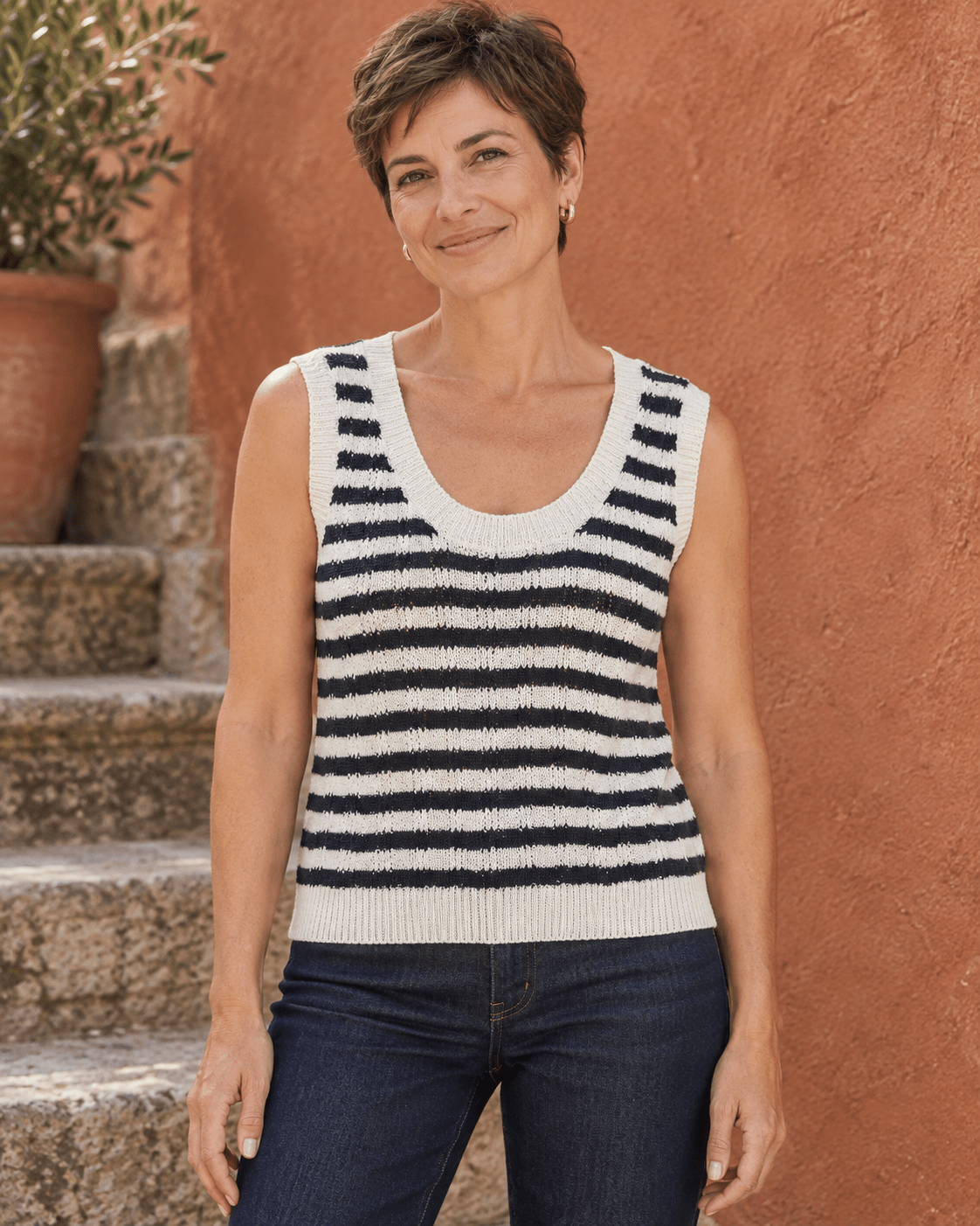 Pull sans manches Solène noir et écru porté, encolure ronde et rayures