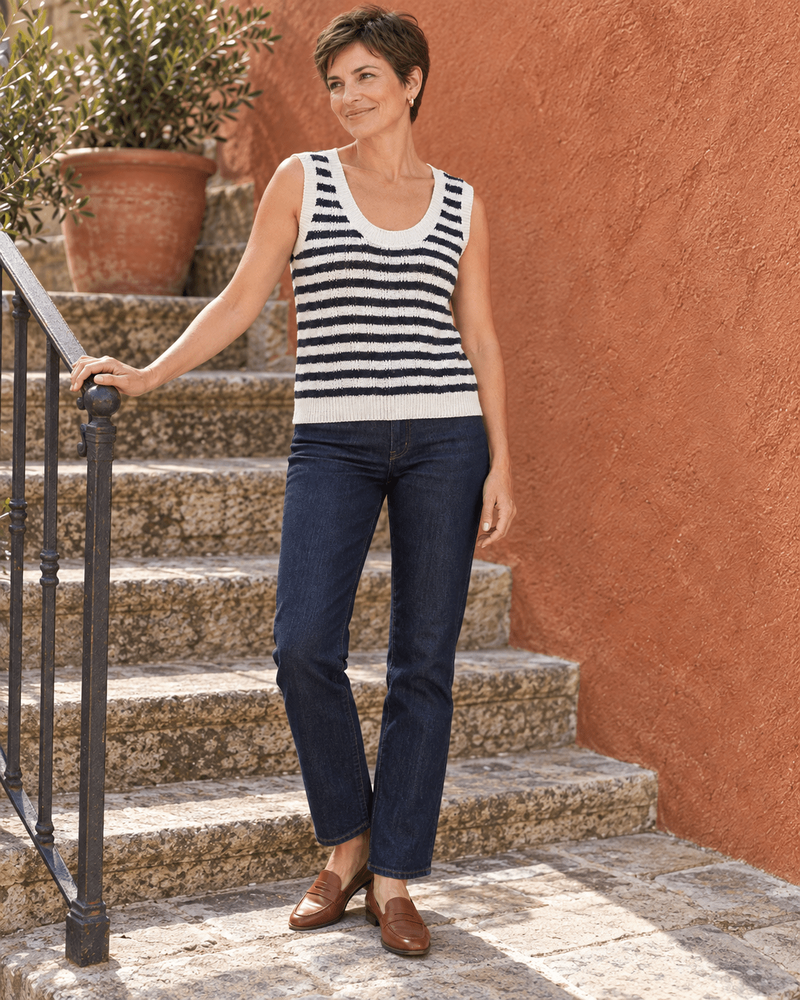 Pull Solène rayé noir et écru avec un jean et des mocassins, silhouette entière