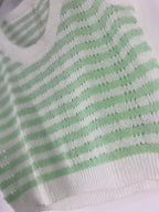 Débardeur femme en maille rayée avec texture légère et composition contenant du lin, détail matière