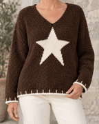 Détail de l’étoile écrue et de la maille bouclée chocolat du pull Stella