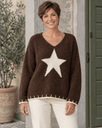 Pull Stella chocolat à étoile écrue porté, vue rapprochée sur la maille bouclée