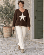 Pull Stella chocolat avec pantalon écru et bottines, silhouette entière