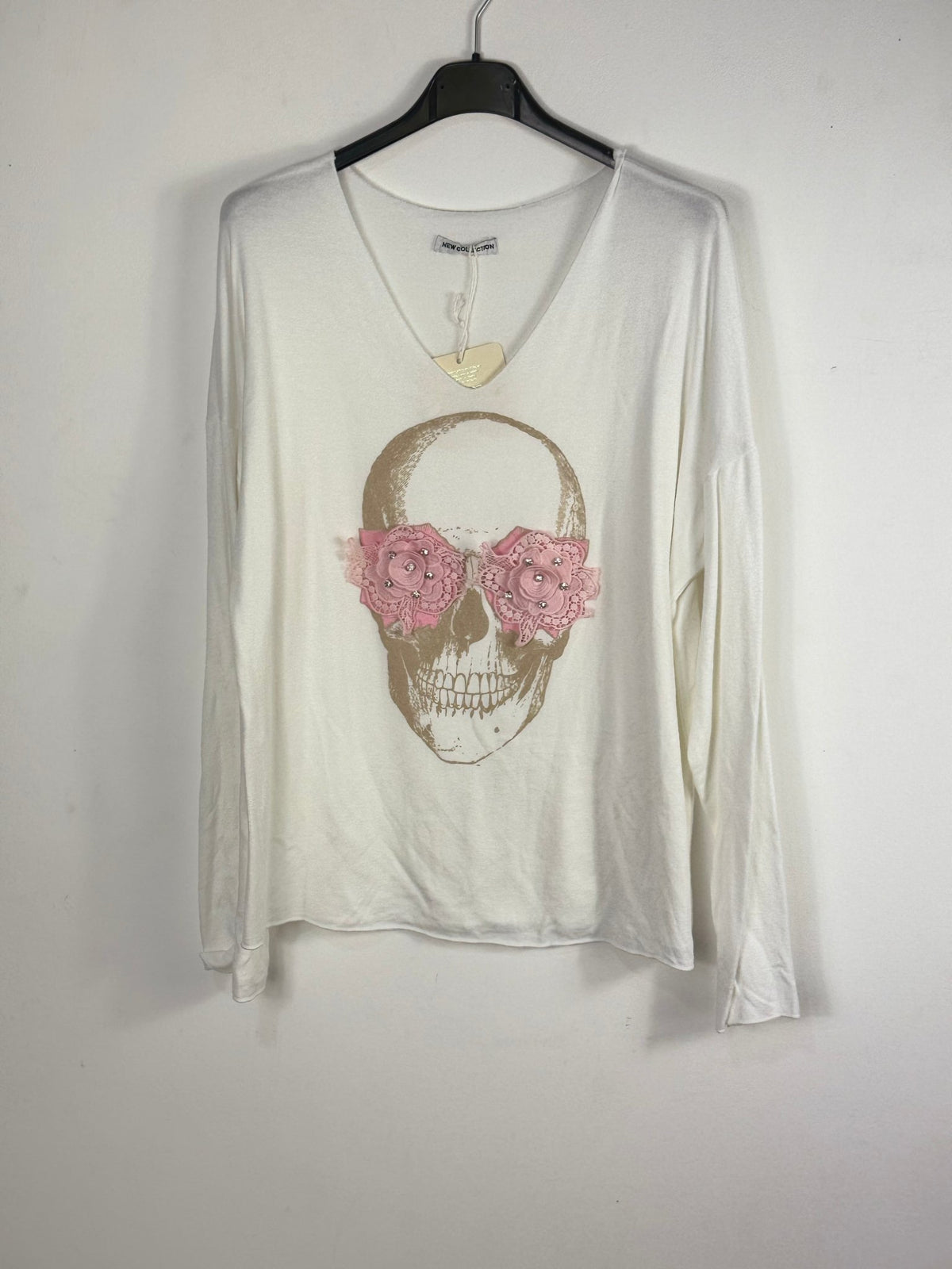 Pull blanc à col V et motif tête de mort fleurie, vue de face.