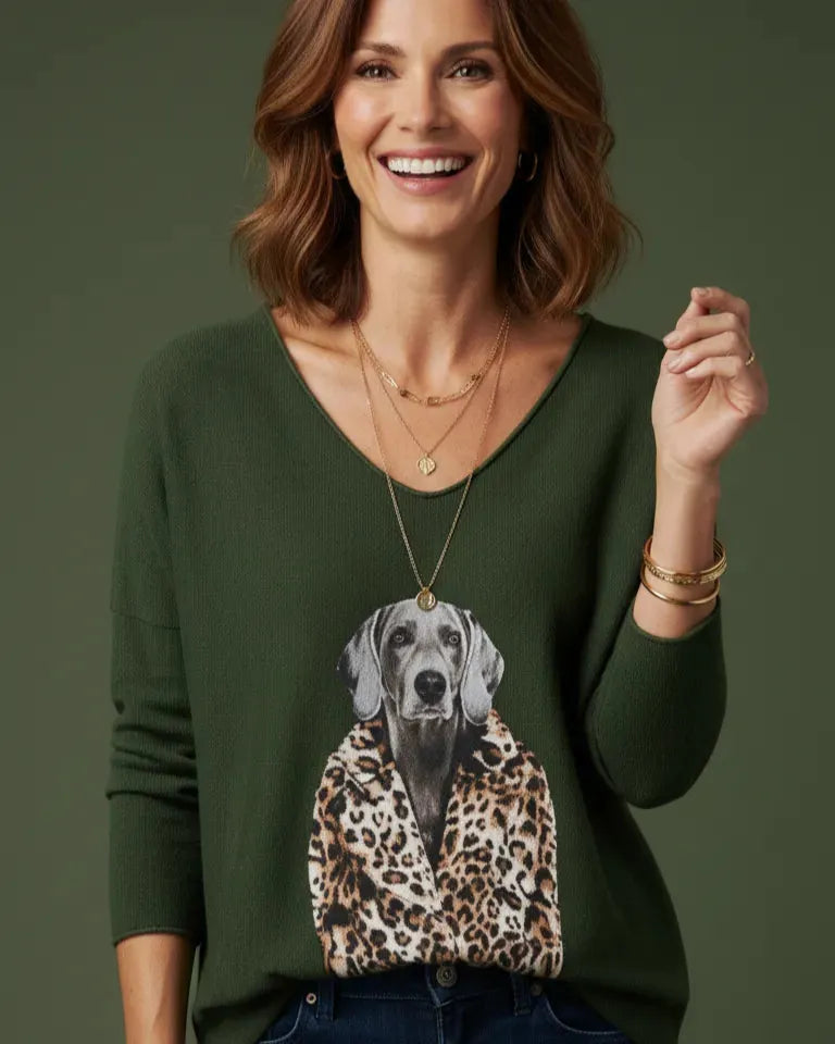 Femme souriante portant le pull kaki motif chien léopard — taille unique 36-44