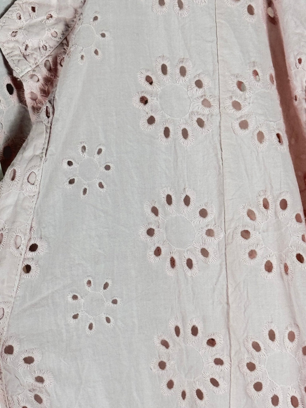 Détail de la broderie anglaise en coton de la robe Alba