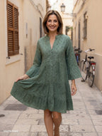 Robe kaki femme en broderie anglaise avec manches 3/4 évasées, vue portée