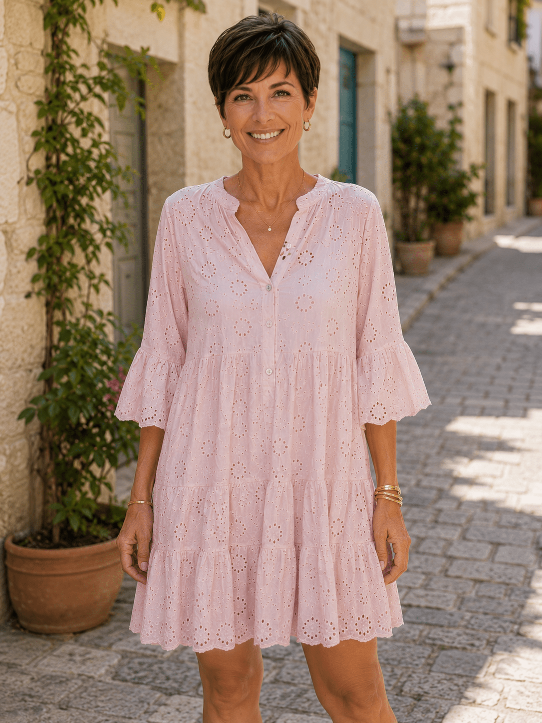 Robe Alba rose poudré en broderie anglaise présentée portée