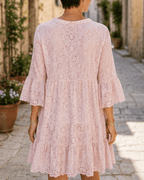 Robe rose poudré femme en broderie anglaise avec manches évasées vue de dos