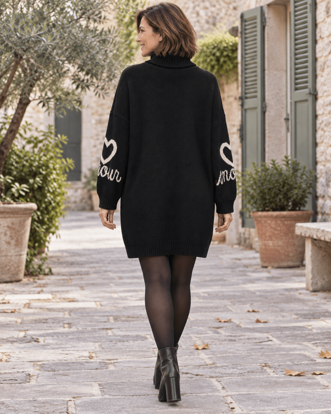 Dos uni de la robe-pull Amour noire et motifs sur les manches