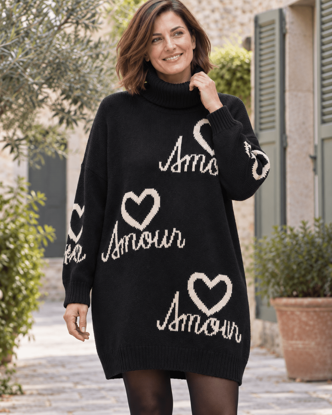 Robe-pull Amour noire à col roulé et motifs cœurs écrus