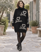 Robe-pull Amour noire en silhouette entière avec collants et bottines