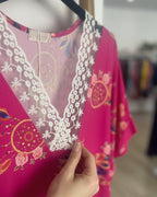 Robe Attrape-rêves fuchsia : détail du col V en dentelle