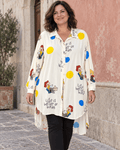 Robe-chemise Bikini Vibes écrue imprimée portée sur un pantalon noir