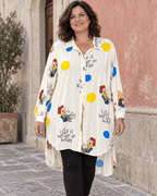 Robe-chemise Bikini Vibes écrue imprimée portée sur un pantalon noir
