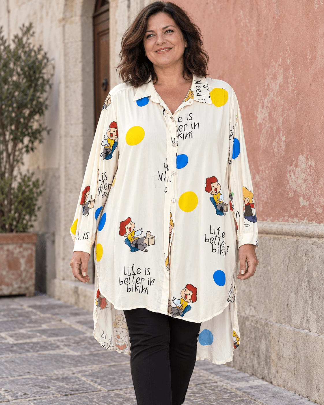 Robe-chemise Bikini Vibes écrue imprimée portée sur un pantalon noir