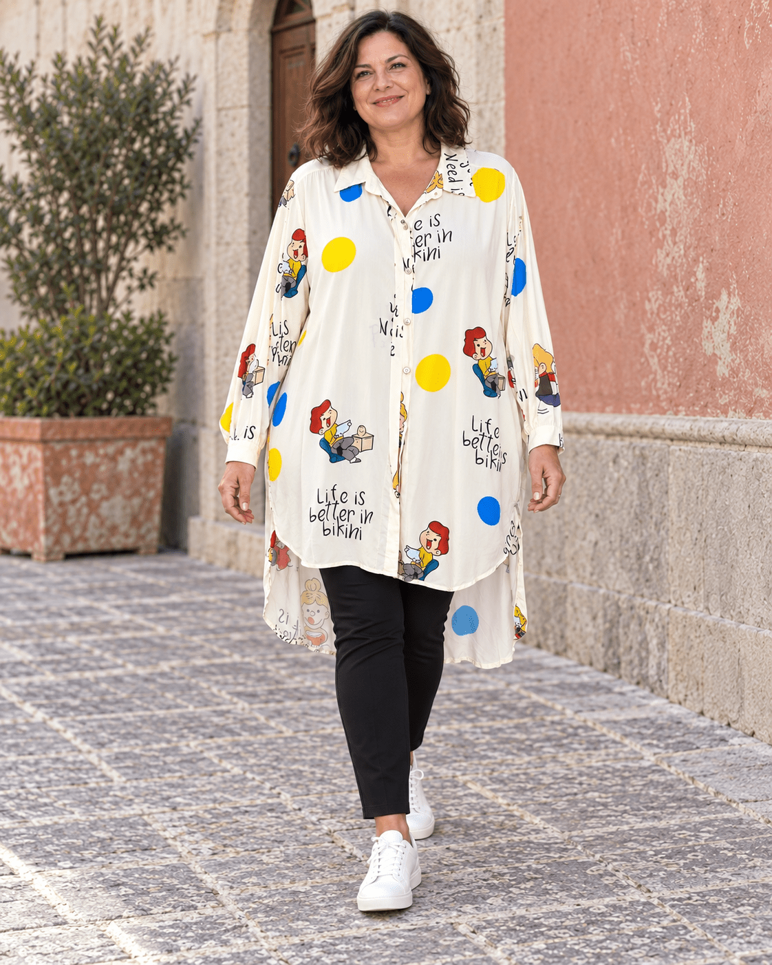 Silhouette entière en robe-chemise Bikini Vibes et baskets blanches
