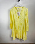 Robe jaune femme en broderie anglaise avec coupe fluide, coloris lumineux sur cintre