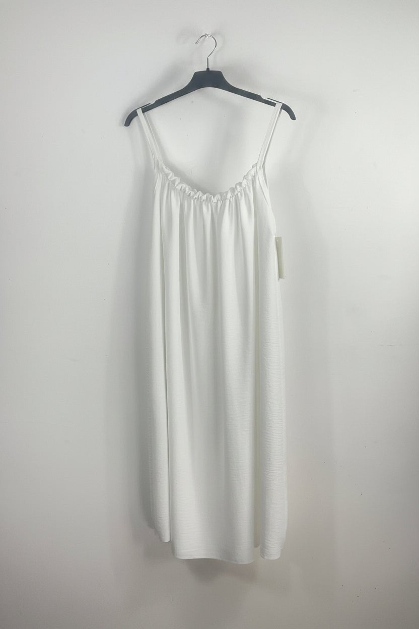 Robe Calista blanche à fines bretelles, vue de face