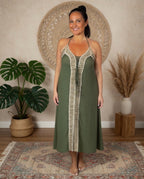 Robe Élina kaki longue en viscose avec détail macramé beige, vue portée de face
