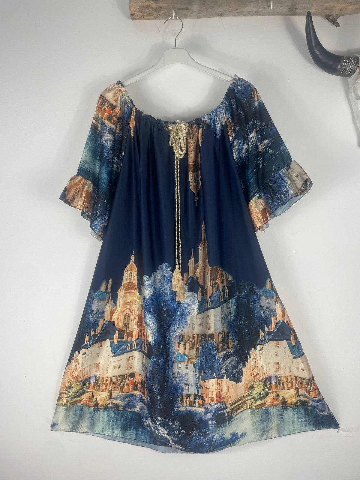 Robe Élise marine à imprimé paysage, vue sur cintre