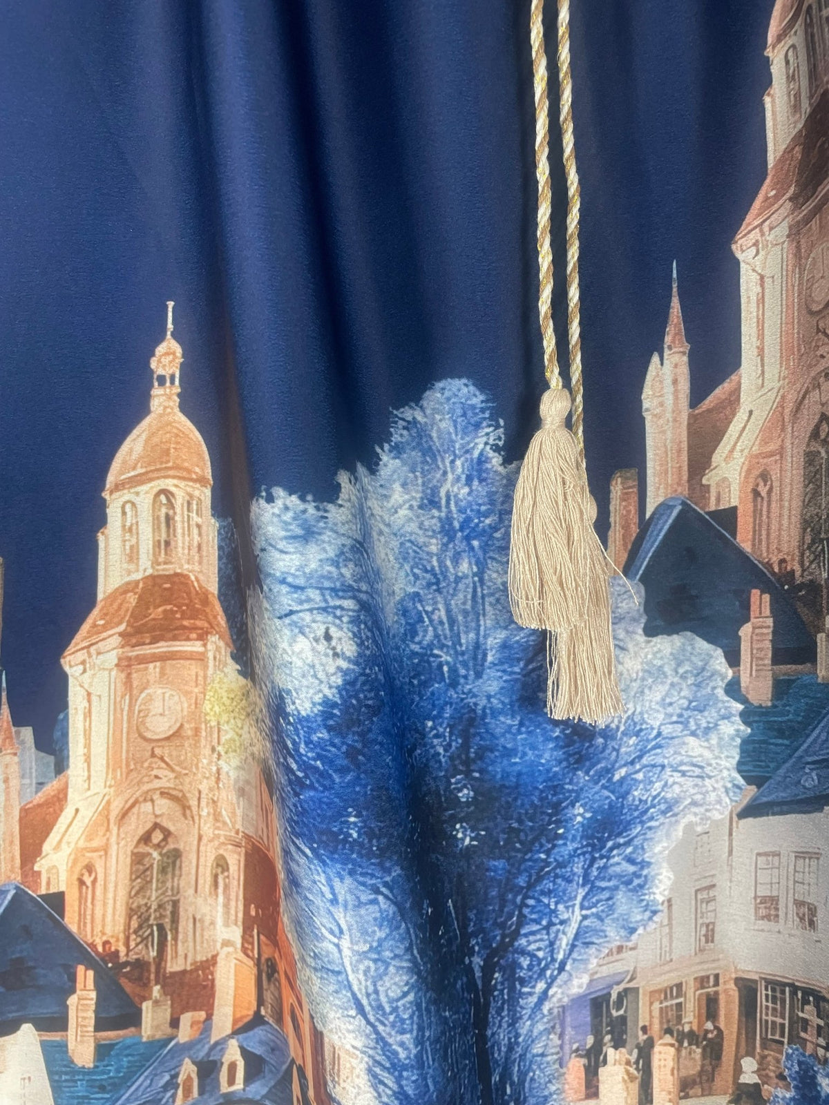 Détail du tissu satiné marine de la robe Élise