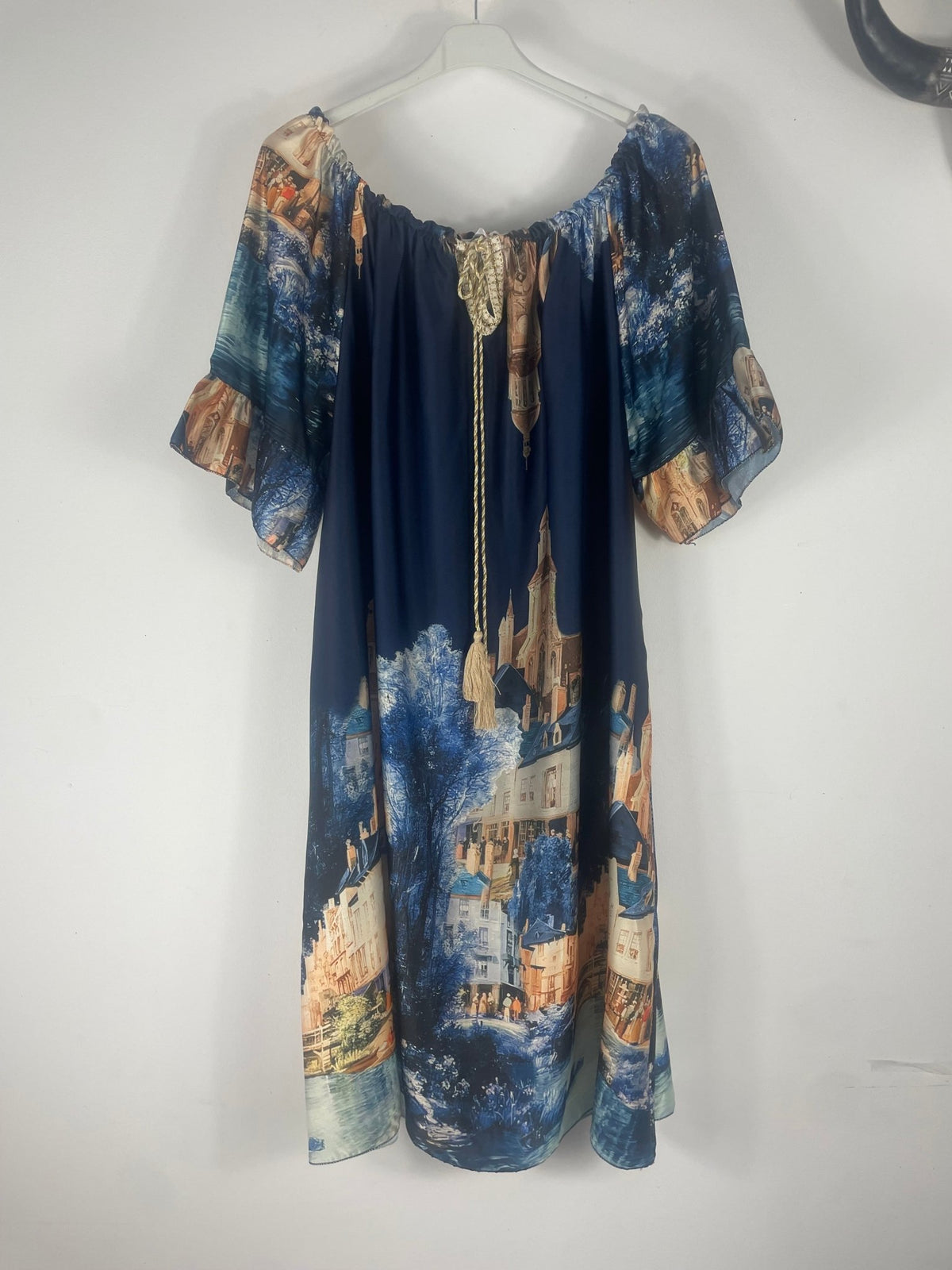 Robe Élise marine fluide, vue de face sur cintre