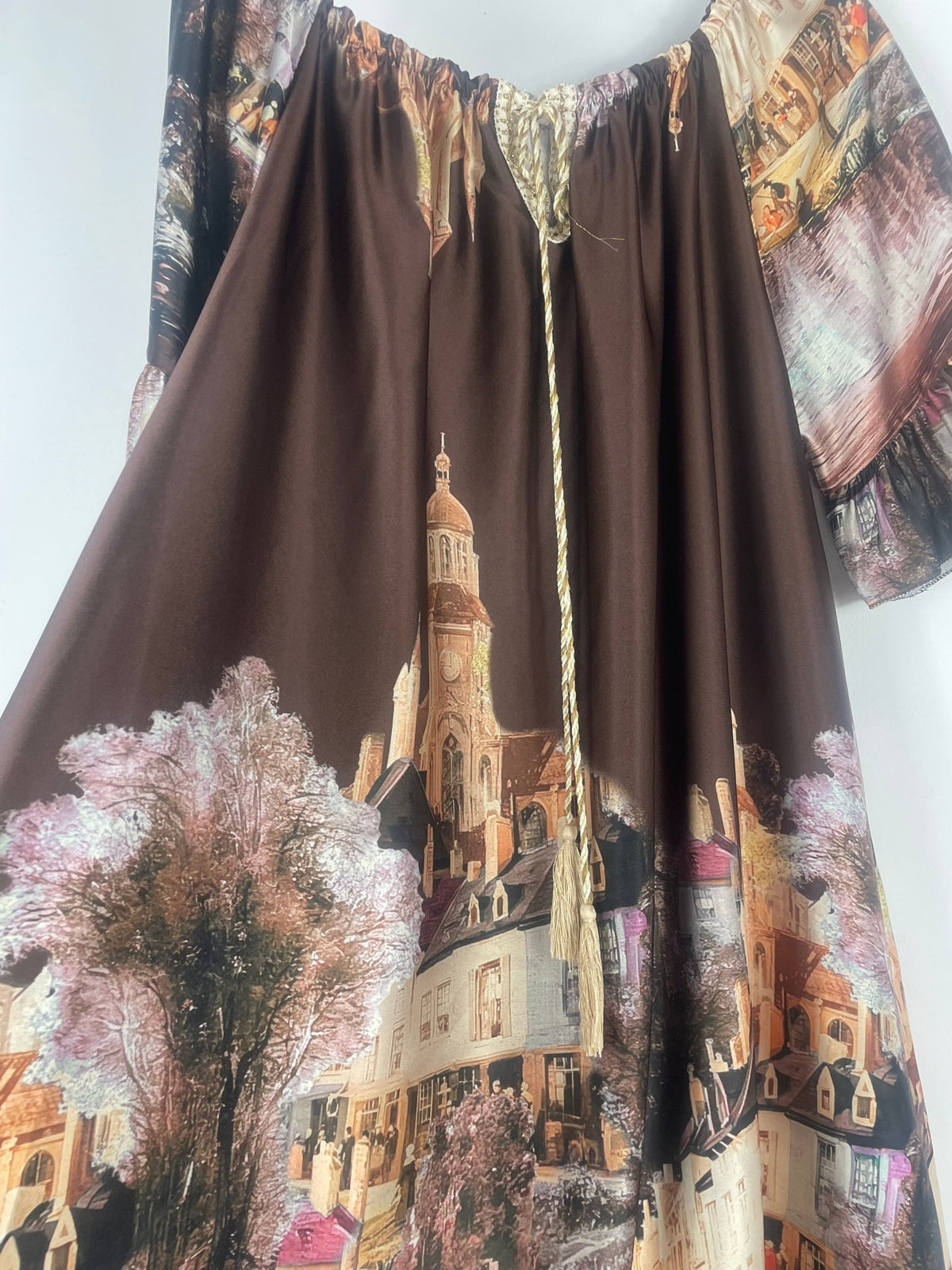 Détail de l’encolure élastiquée de la robe Élise