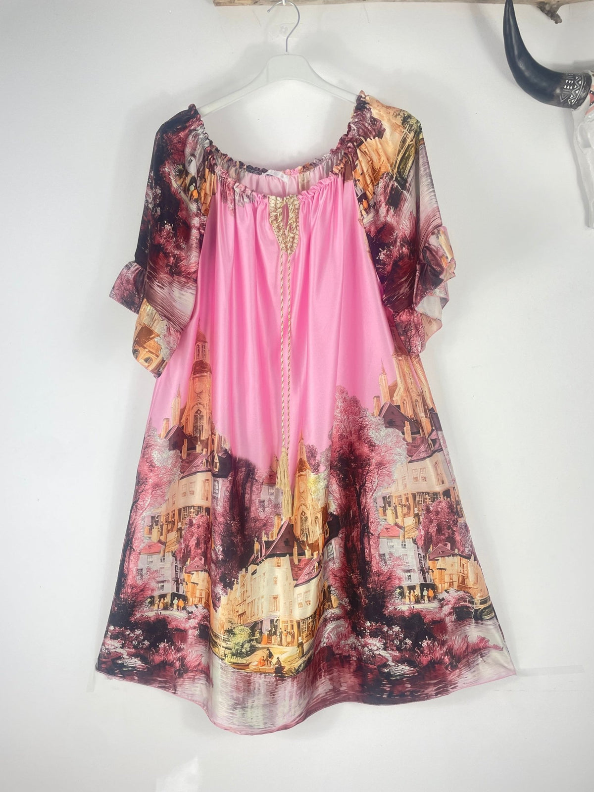 Robe Élise rose satinée, vue de face sur cintre