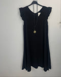 Robe fluide manches volantées coloris noir sur cintre, col V et ourlet ondulé – Mam's Ailes