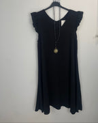 Robe fluide manches volantées coloris noir sur cintre, col V et ourlet ondulé – Mam's Ailes