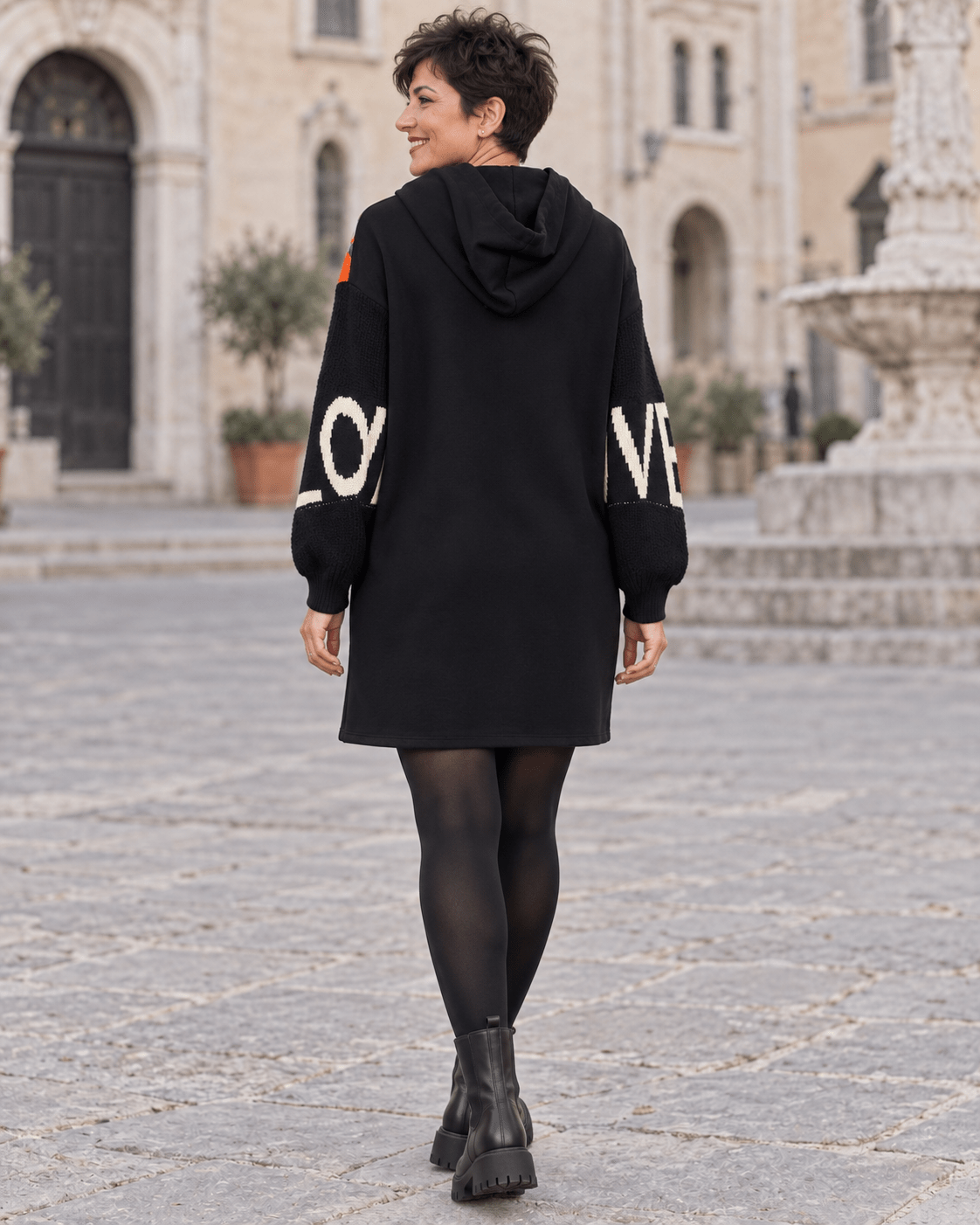 Dos noir de la robe Frida, capuche et manches en maille LOVE