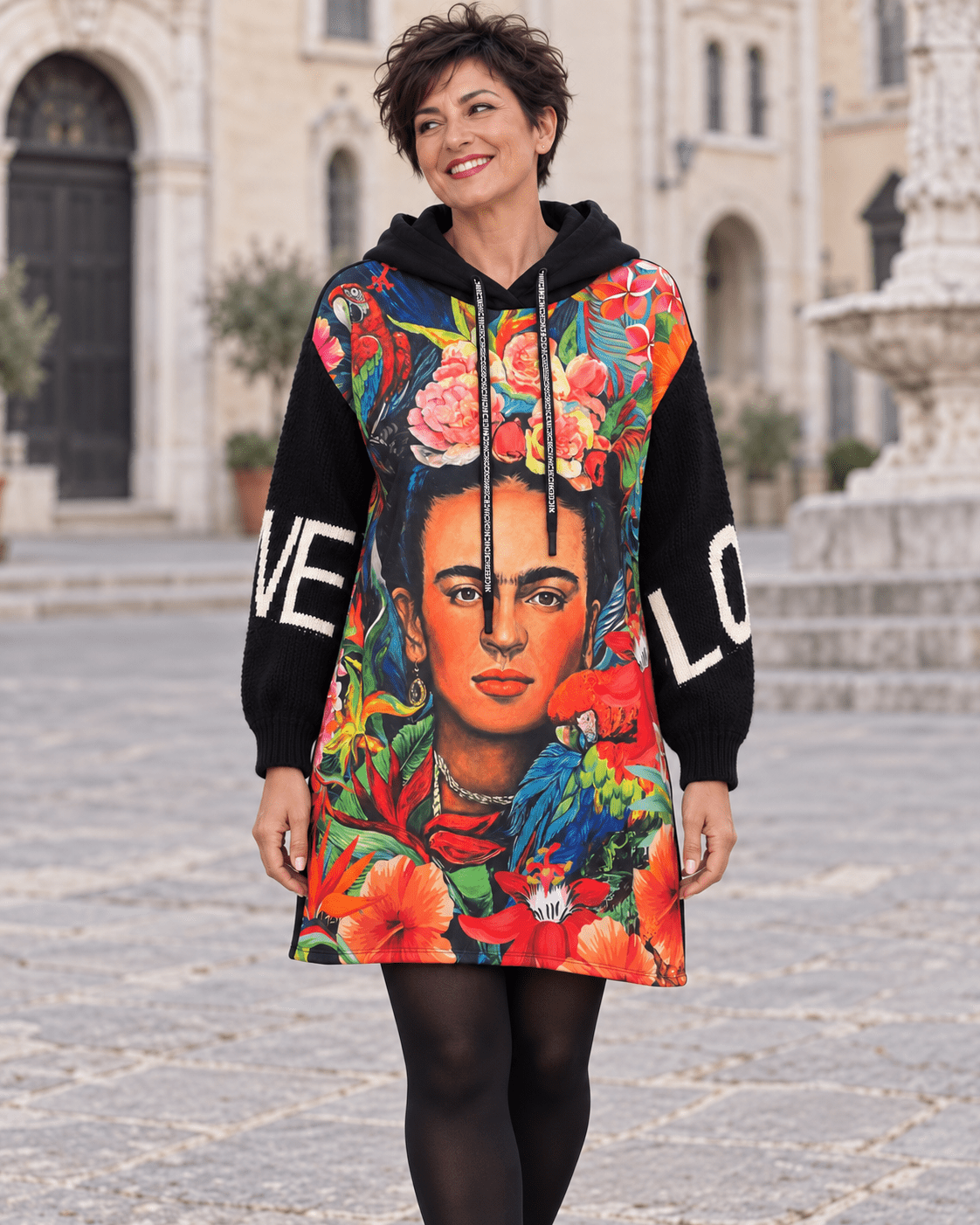 Robe-sweat Frida colorée à capuche et manches LOVE portée de face
