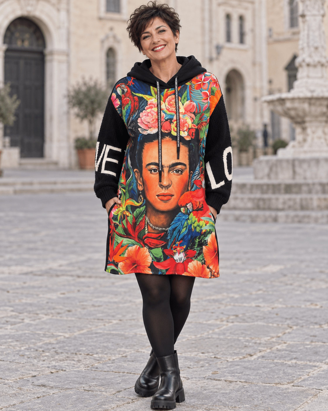 Silhouette entière en robe Frida avec collants et bottines noires