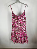 Robe légère en gaze de coton motif léopard noir et fushia sur cintre