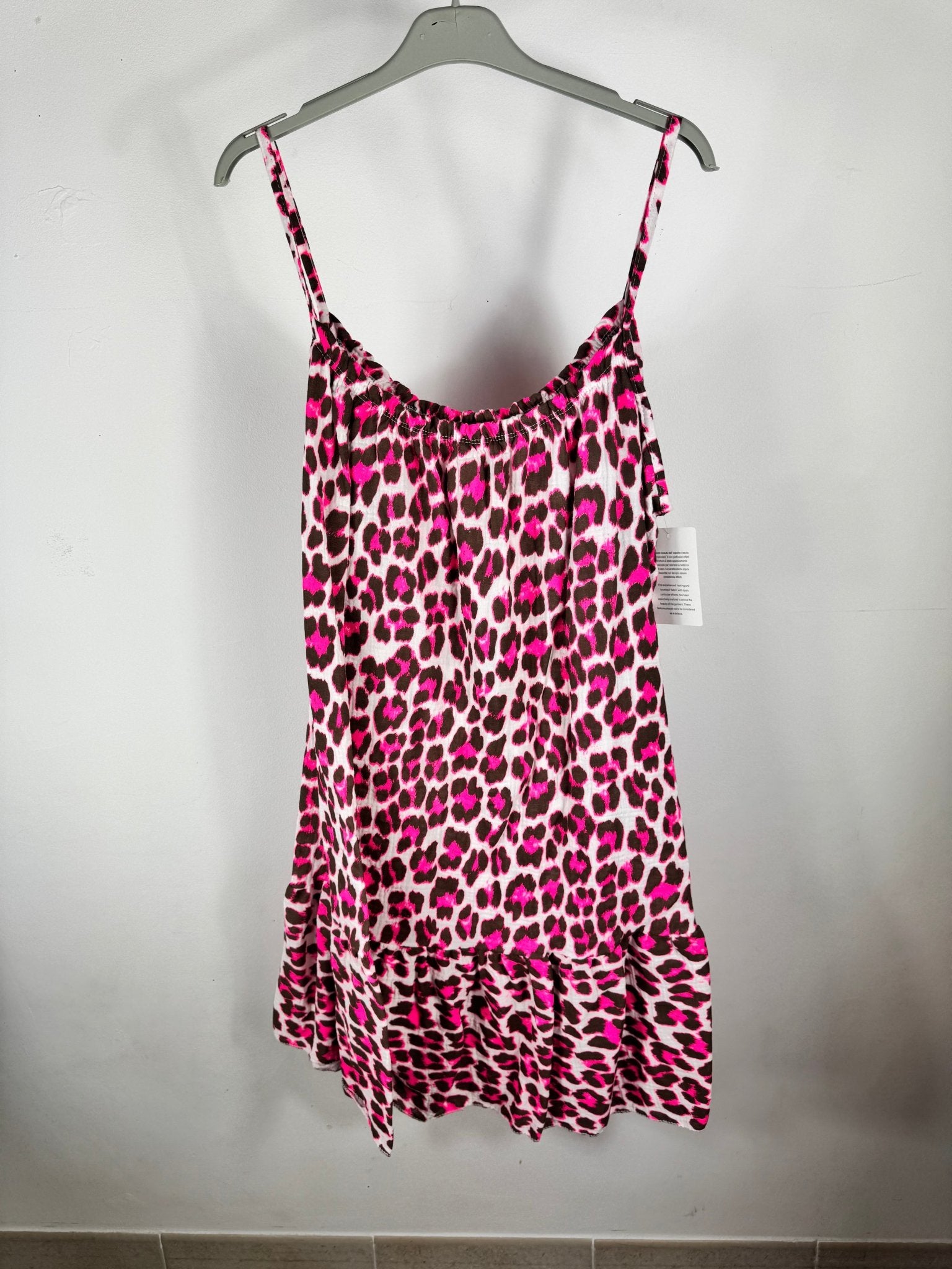 Robe légère en gaze de coton motif léopard noir et fushia sur cintre