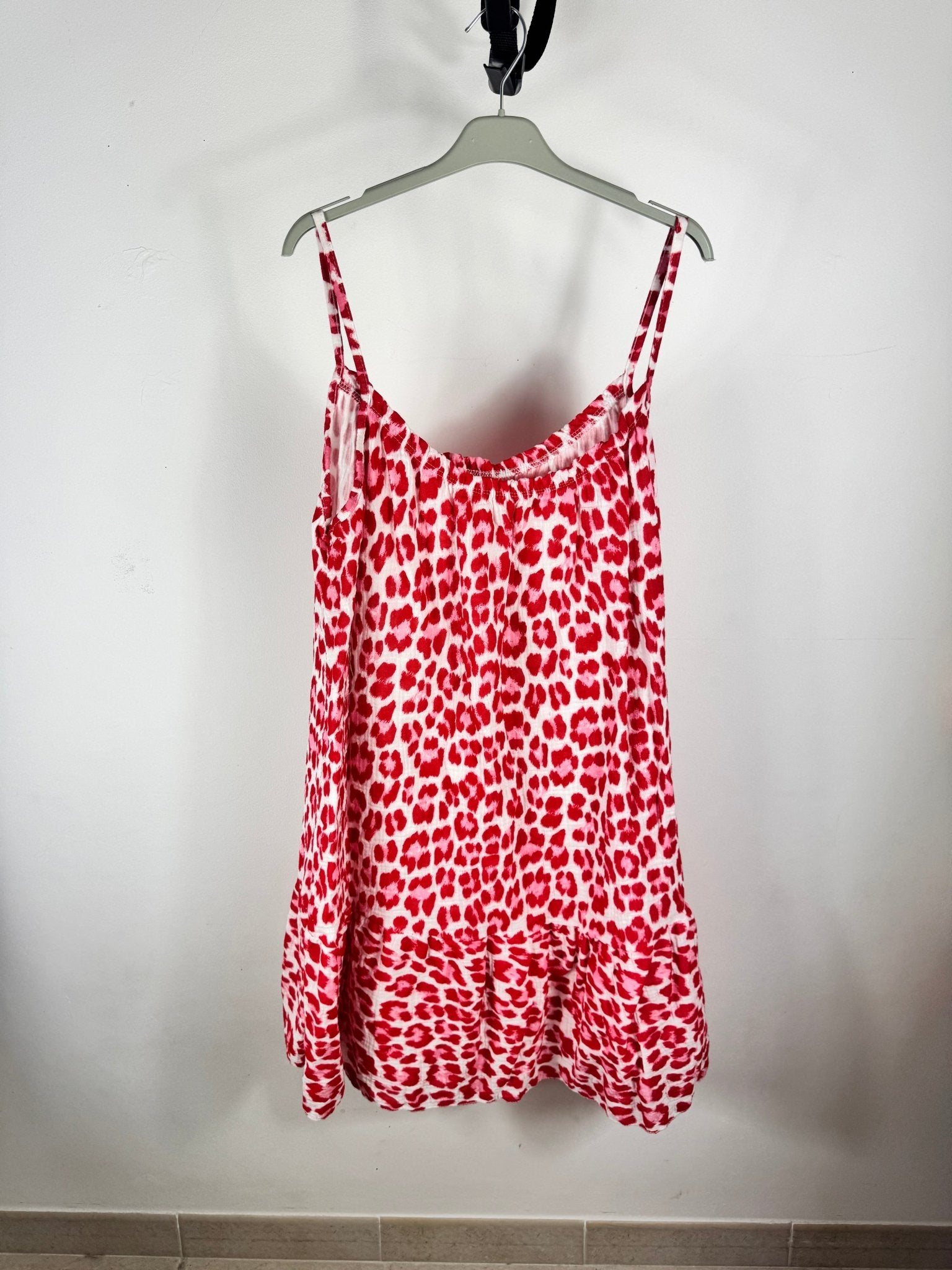 Robe fluide en gaze de coton imprimé léopard rouge sur cintre