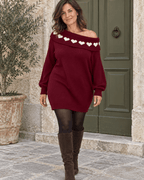 Robe-pull Giulia bordeaux portée avec le col Bardot et des collants noirs