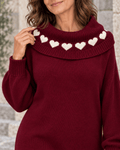 Détail du col à cœurs écrus de la robe-pull Giulia bordeaux