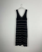Robe longue noire bohème chic en maille légère avec détails ajourés et col V femme