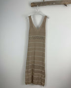 Robe bohème taupe col V en maille légère et respirante idéale pour un look estival chic vue sur cintre
