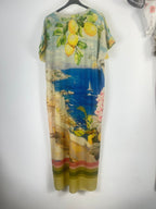 Robe longue Capri femme vue de dos avec imprimé Méditerranée, citrons, fleurs et effet irisé doré