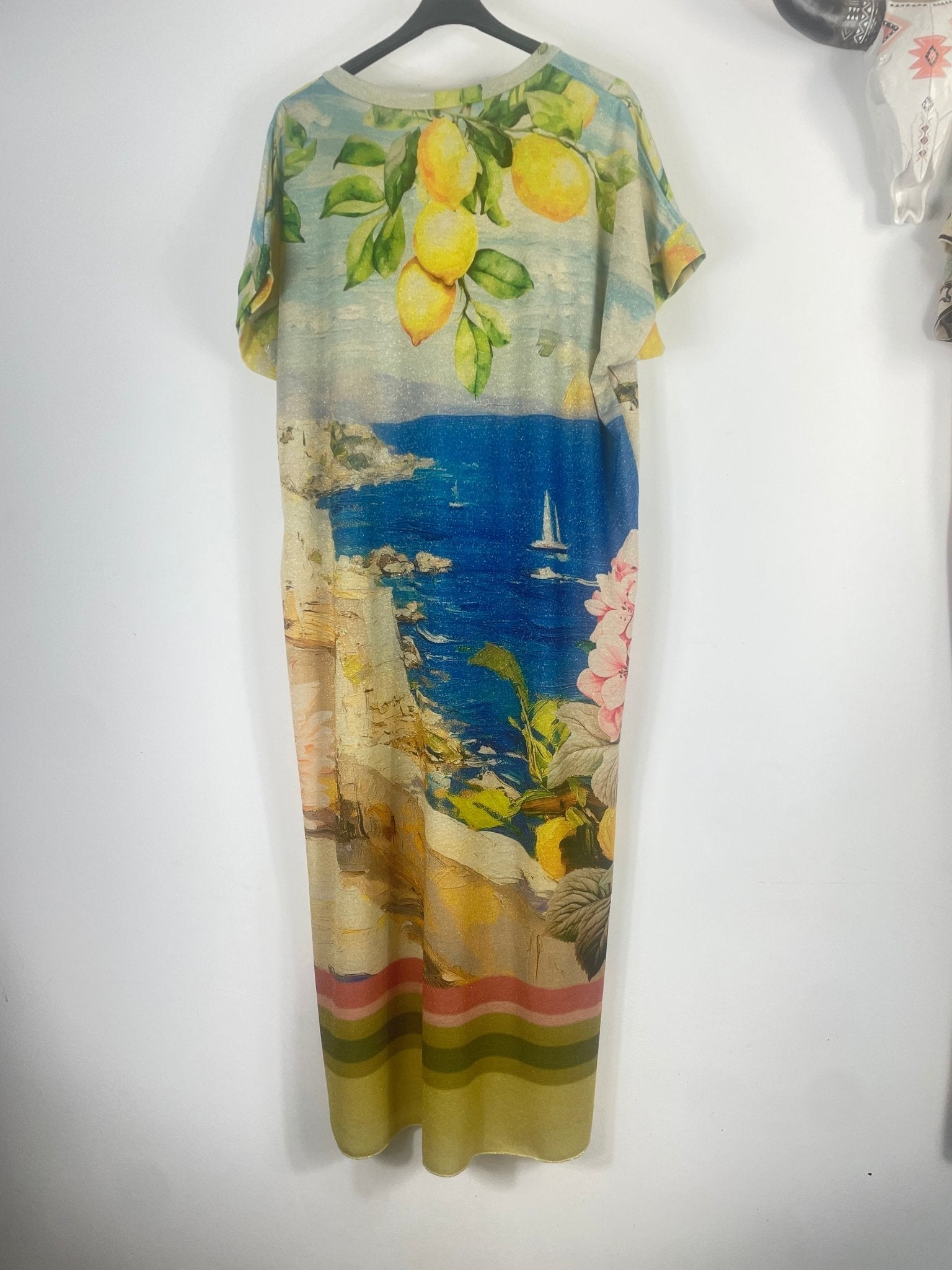 Robe longue Capri femme vue de dos avec imprimé Méditerranée, citrons, fleurs et effet irisé doré