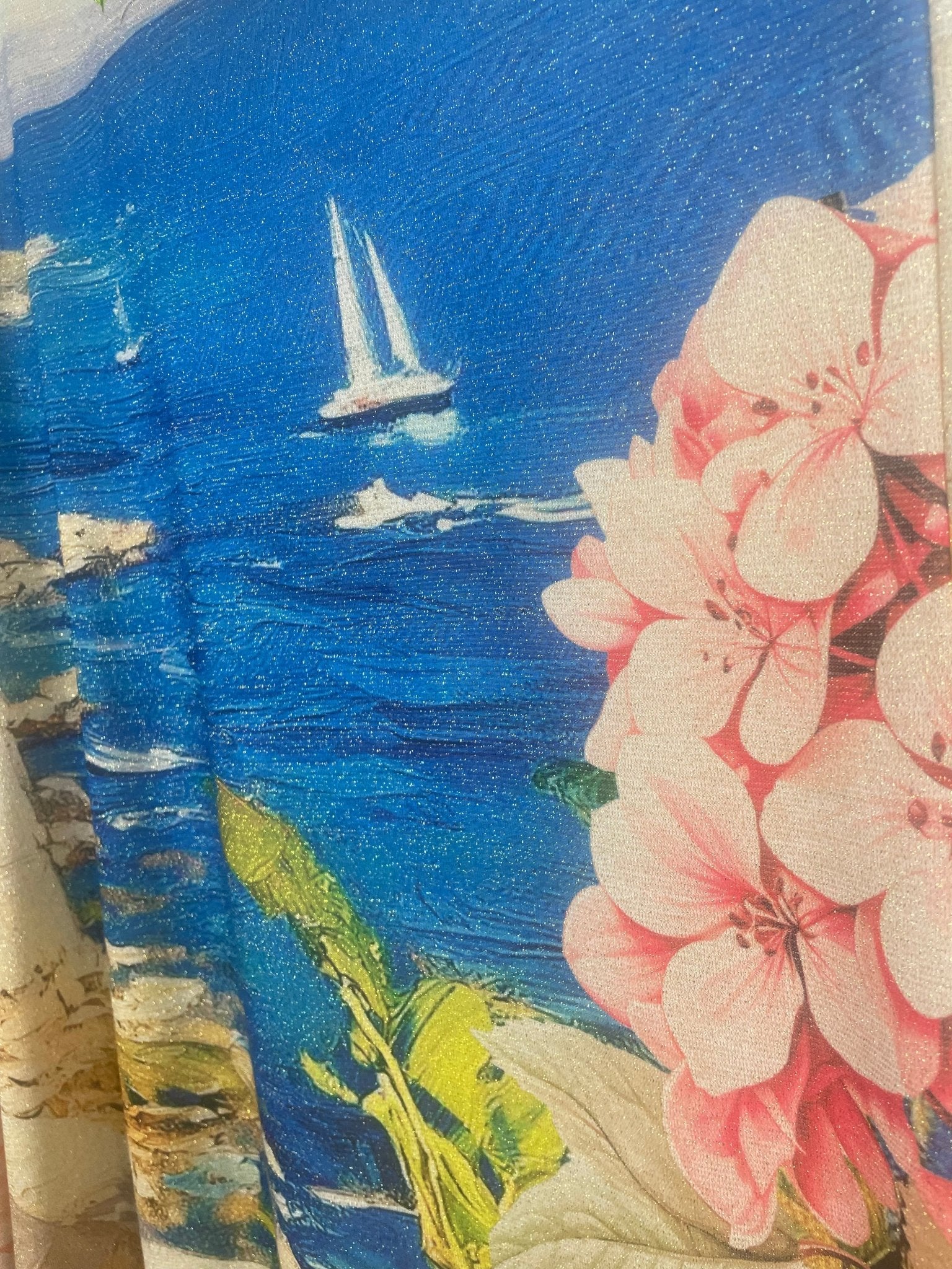 Détail du tissu lurex irisé doré de la robe longue Capri, composition viscose polyester élasthanne