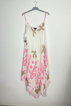 Robe mouchoir bohème imprimé végétal rose et camel sur cintre fond gris, coupe mouchoir asymétrique – Mam's Ailes
