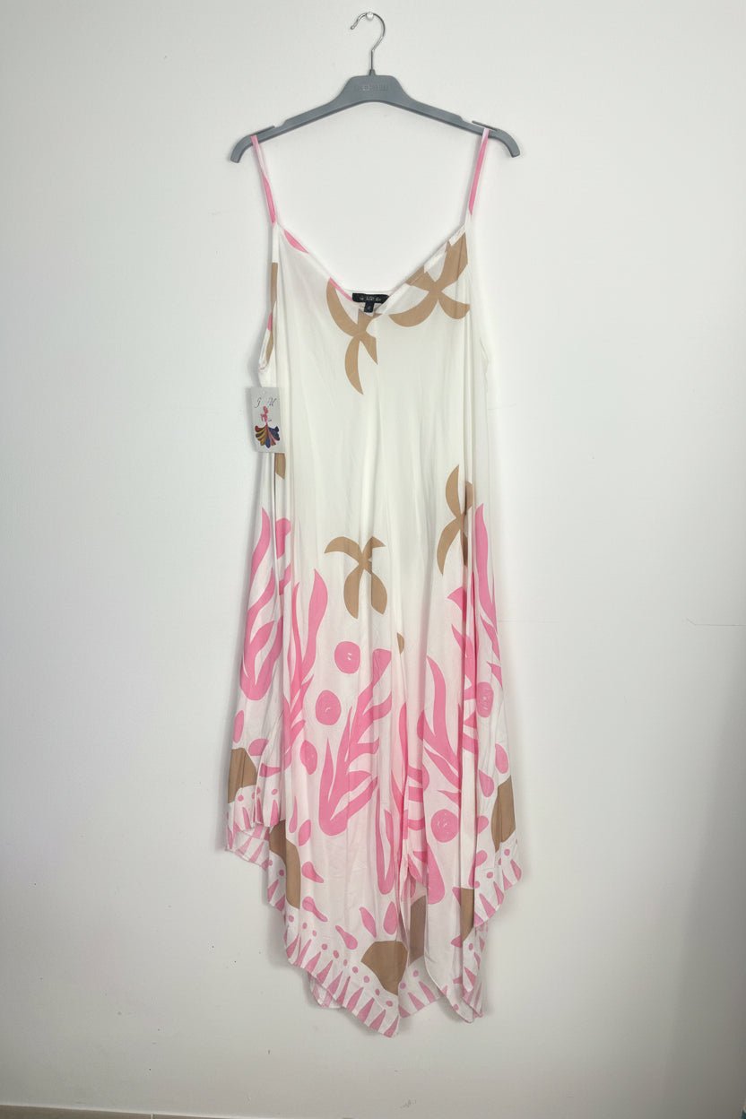 Robe mouchoir bohème imprimé végétal rose et camel sur cintre fond gris, coupe mouchoir asymétrique – Mam's Ailes